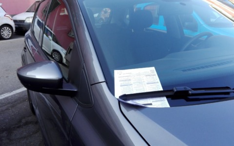Scoppia il caso multe a Rodallo: sanzioni a chi parcheggia in divieto