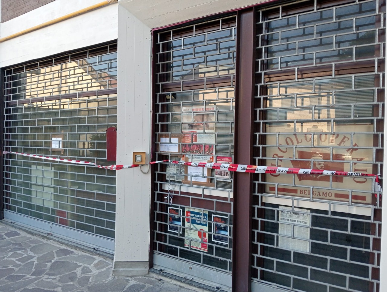 Scritte sui muri e rogo di libri al Circolo Operaio di Bergamo: «Una vile spedizione fascista»