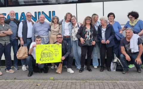 Scuola, amicizia e prosciutto: il ritorno della 5ª B del 1968 della Pascoli di Romano con la maestra Paleari