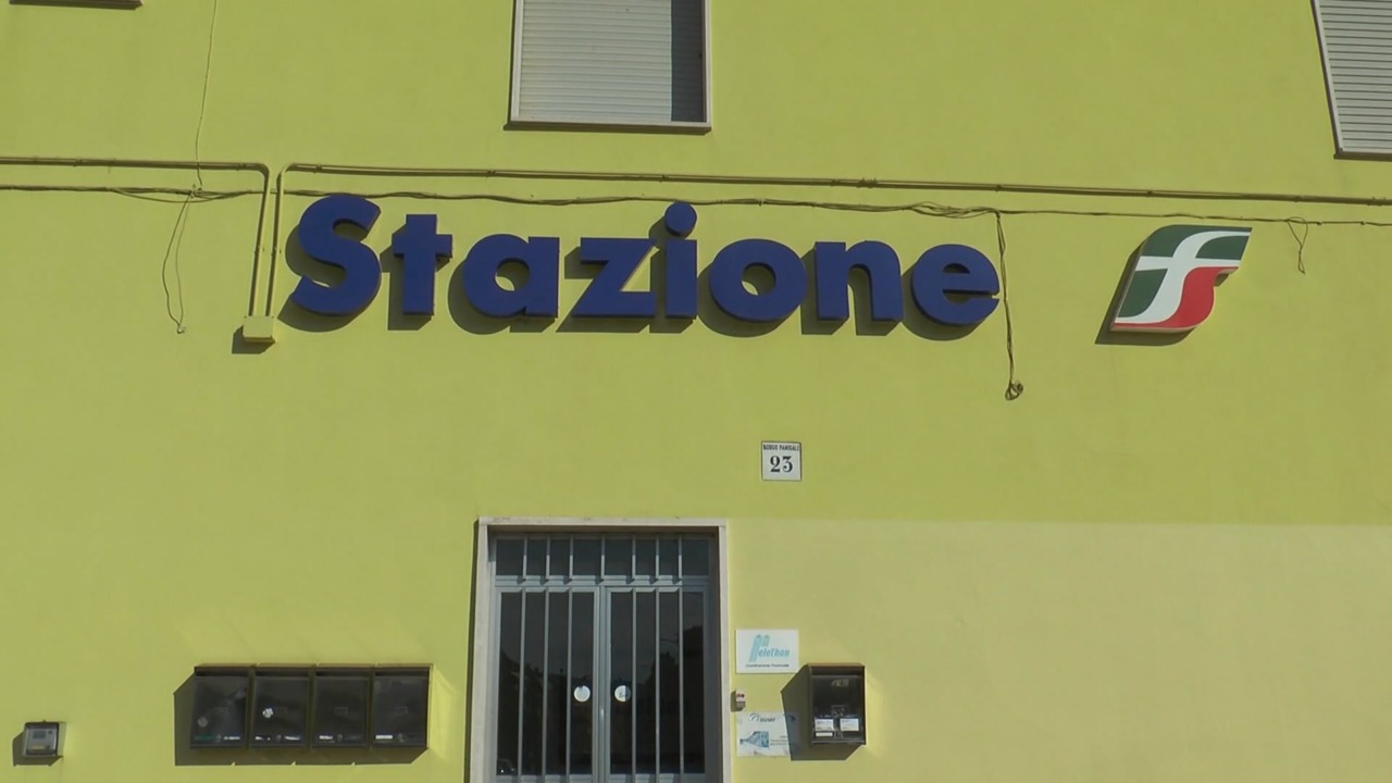 A bordo senza biglietto, un 27enne minaccia un capotreno brandendo un coltello