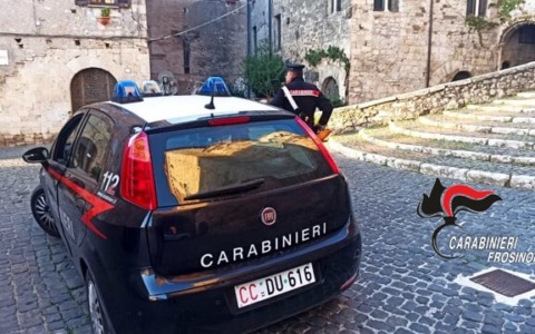 Sfonda il portone e devasta la casa della ex, braccialetto elettronico per un uomo