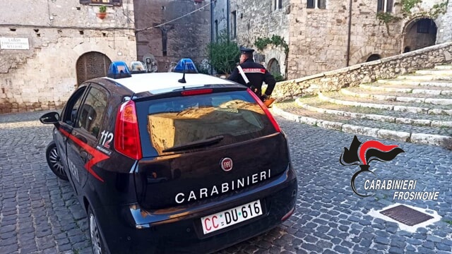 Sfonda il portone e devasta la casa della ex, braccialetto elettronico per un uomo