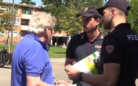 Si fingono sorde per chiedere soldi: due truffatrici smascherate dalla Polizia