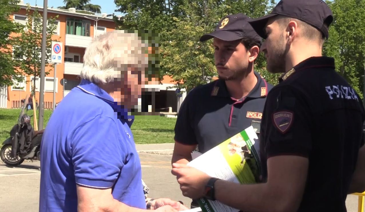 Si fingono sorde per chiedere soldi: due truffatrici smascherate dalla Polizia