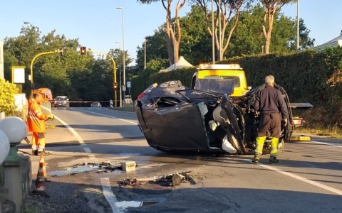 Si ribalta con l’auto, muore a 21 anni