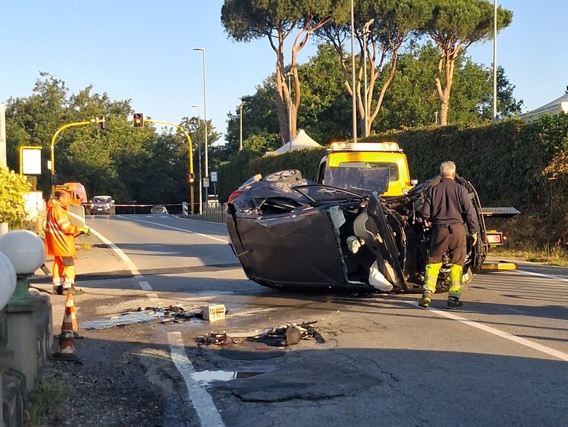 Si ribalta con l’auto, muore a 21 anni