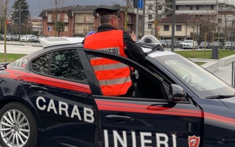 Si ribalta con l’auto rubata e fugge: il passeggero rimane incastrato nell’abitacolo