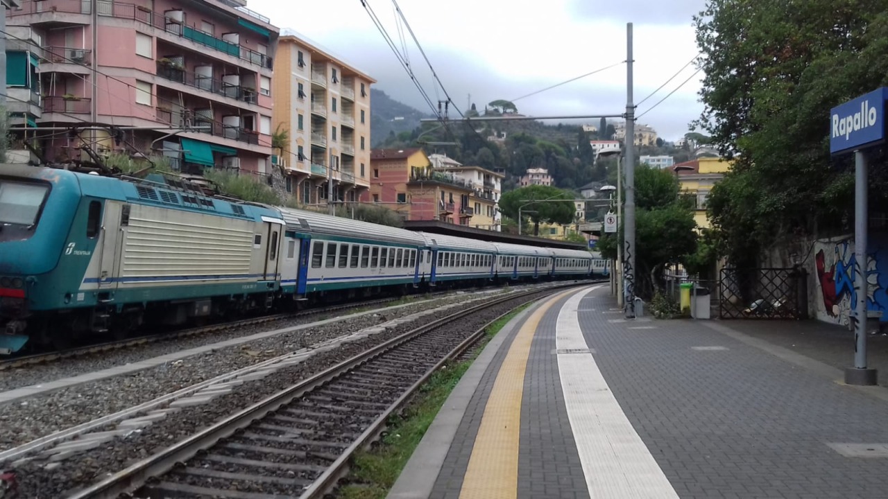 Si sdraia sui binari, macchinista ferma in tempo il treno