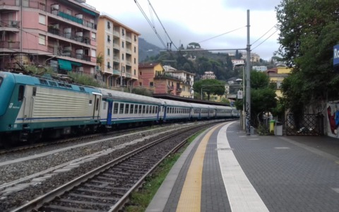 Si sdraia sui binari, macchinista ferma in tempo il treno