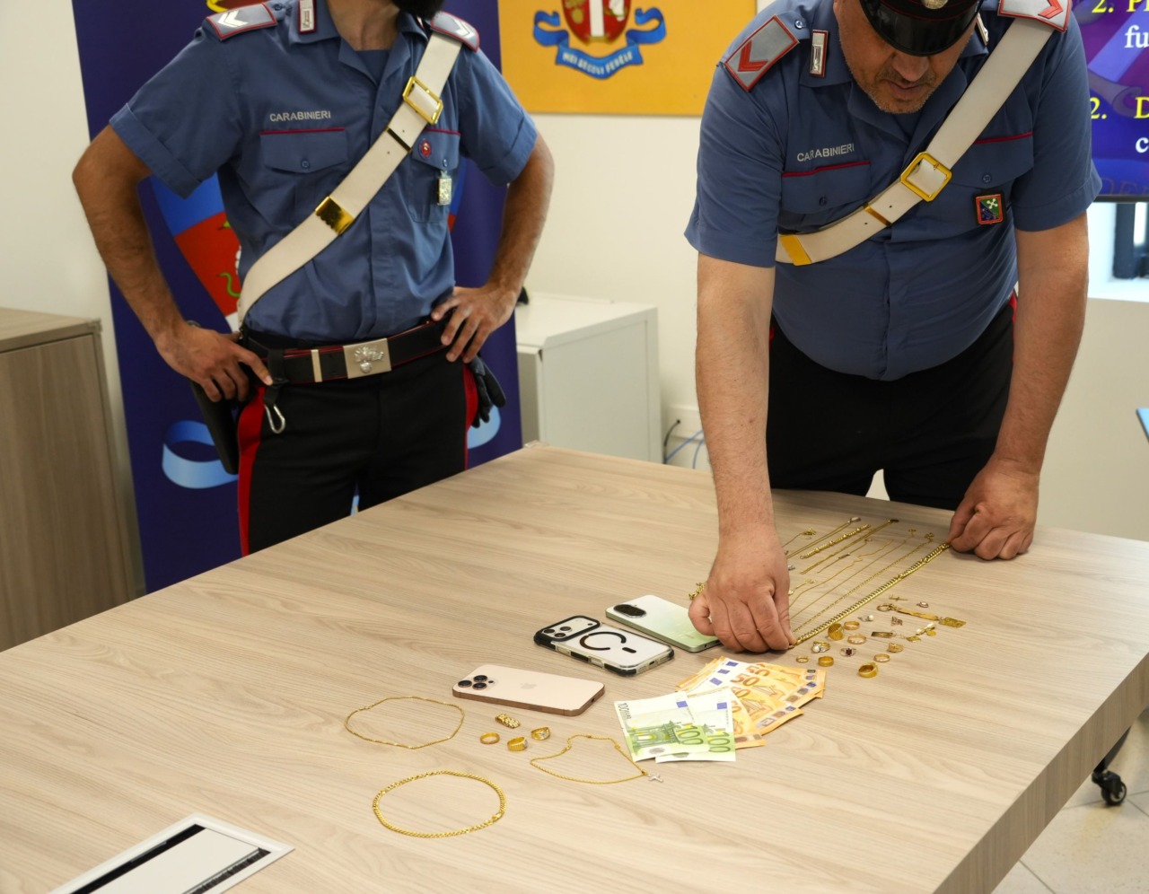 Si spacciavano per Carabinieri, ma erano truffatori: due giovani in manette