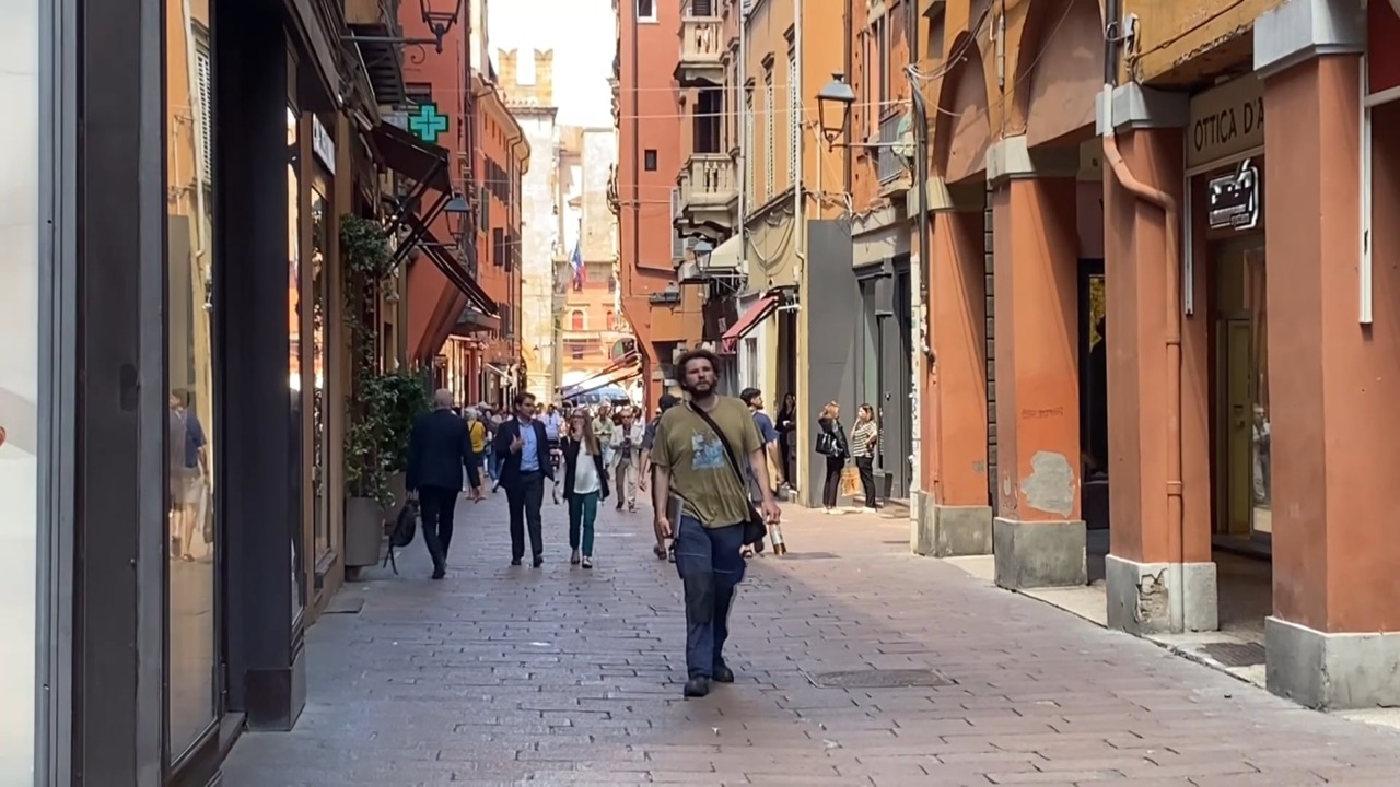 Sicurezza, all’incrocio tra via d’Azeglio e via Farini la catena che impedisce l’accesso alle auto spesso non è agganciata