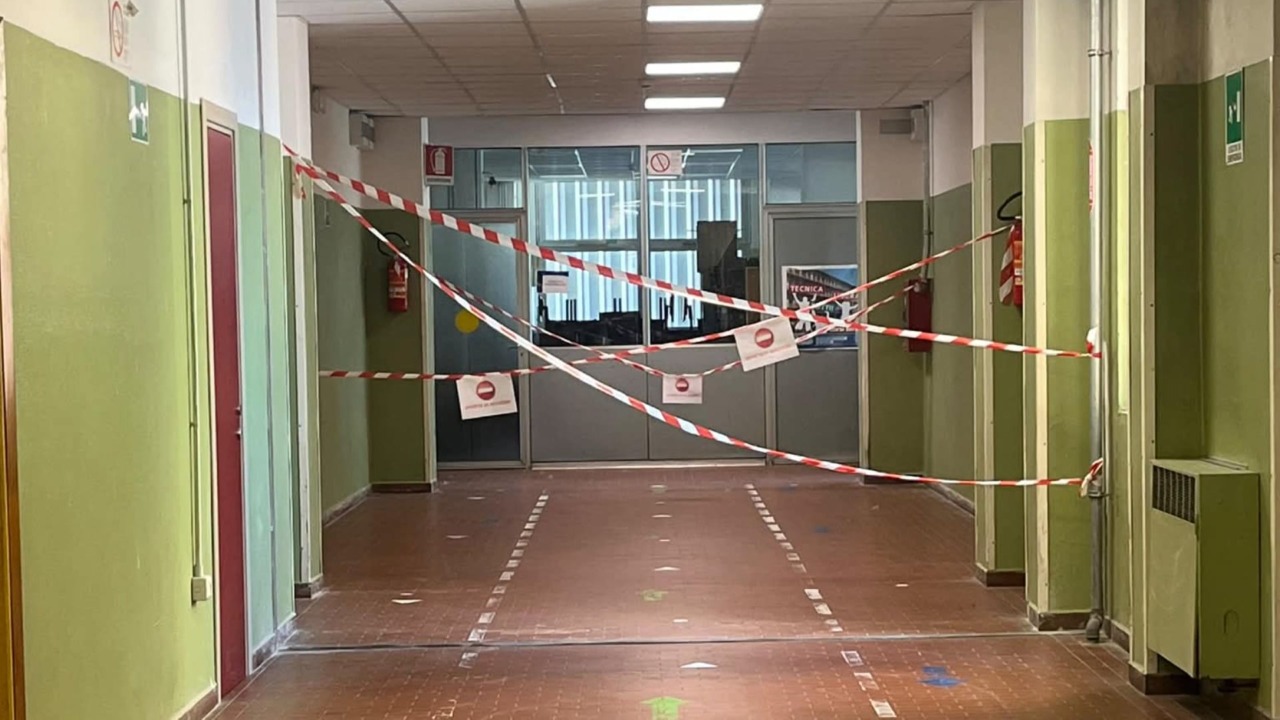 Sicurezza scolastica, Aldini Valeriani situazioni strutturali precarie. La denuncia di chi frequenta l’Istituto