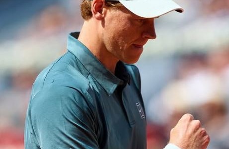 Sinner saluta il Roland Garros: Cerundolo vince in rimonta, ma…