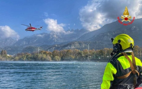 Soccorsi in azione per un surfista in difficoltà