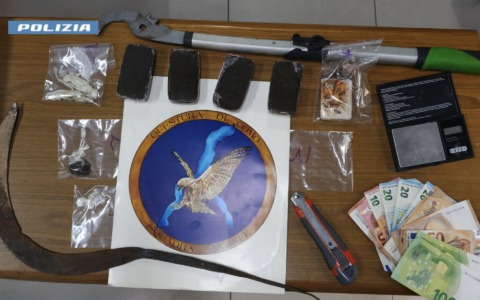Sorprendono lo spacciatore ma lui reagisce con calci, testate e morsi: arrestato