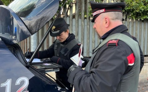 Sorpreso dal proprietario lo fotografa mentre ruba all’interno della sua auto