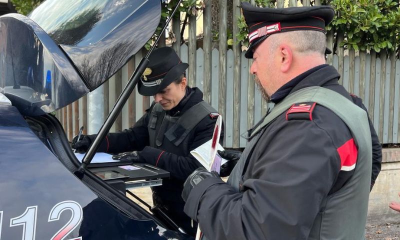 Sorpreso dal proprietario lo fotografa mentre ruba all’interno della sua auto
