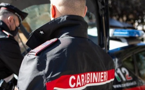 Spacca la finestra di un negozio: arrestato e condannato un ventitreenne