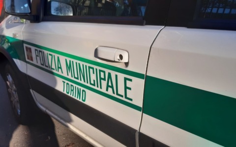 Spacca lo specchietto di un’auto di fronte alla chiesa