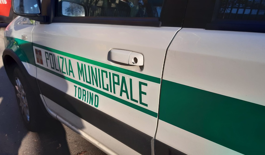 Spacca lo specchietto di un’auto di fronte alla chiesa