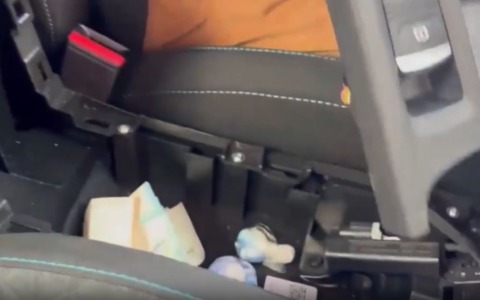 Spaccia in auto tra Lorenteggio e via Vespri Siciliani: arrestato un 25enne