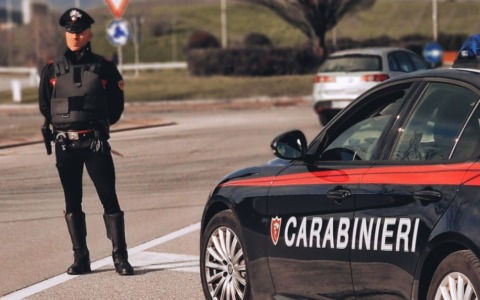 Spacciava droga in paese, inseguito e arrestato dai Carabinieri
