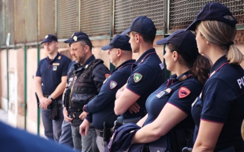 Spaccio di droga e alimenti scaduti, due arresti e sequestri