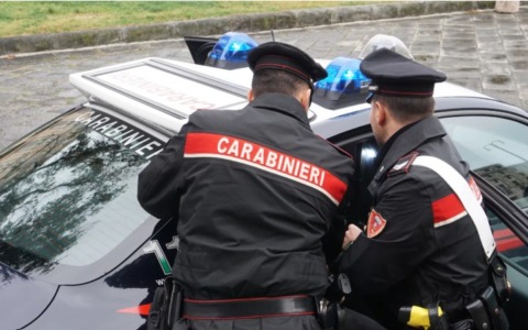 Spaccio nel parcheggio del Conad di Pettenasco: due arresti dei Carabinieri