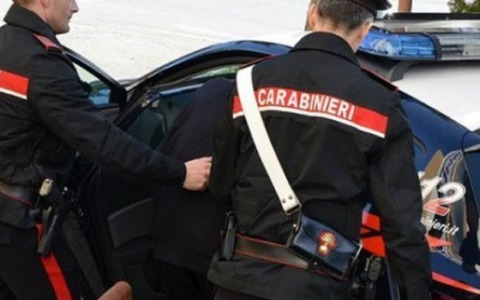 Stava cercando di forzare l’ingresso di un bar: arrestato