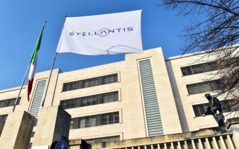 Stellantis presenta il piano “FaSTLAne 2030” da 60 miliardi: Cassino resta in attesa
