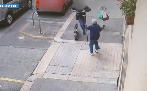 Strappa la collana dal collo di una donna anziana a Torino: individuato e denunciato