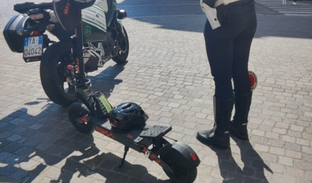 Stretta sui monopattini elettrici: a Mantova scattano le prime sanzioni per mancanza di targa