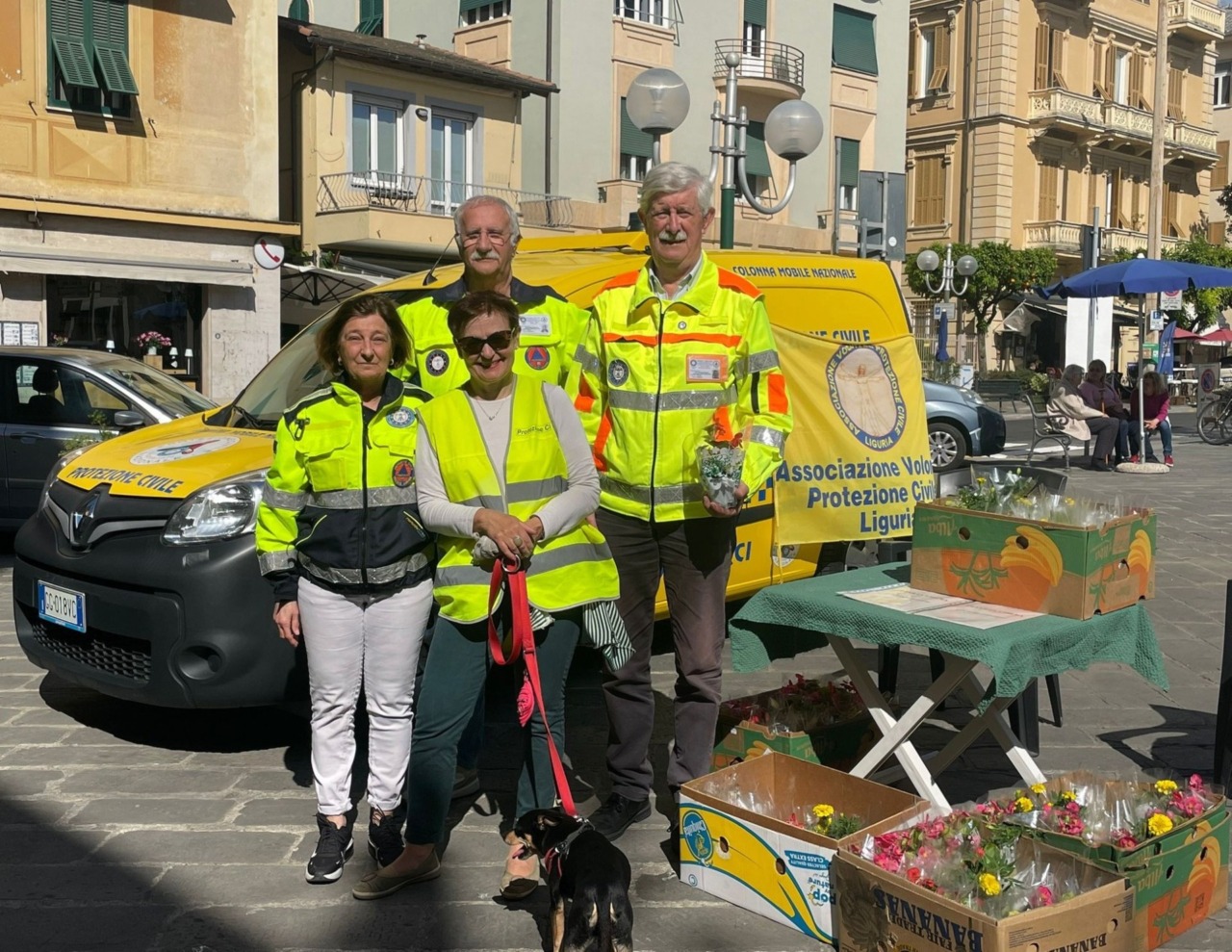 Successo per la Protezione Civile a Lavagna: piantine esaurite in un giorno
