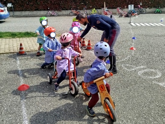 Sulle due ruote fin da piccoli: la Polizia Stradale sale in cattedra per la sicurezza stradale