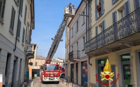 Tegole pericolanti in Piazza del Duomo: Vigili del Fuoco in azione nel cuore di Voghera