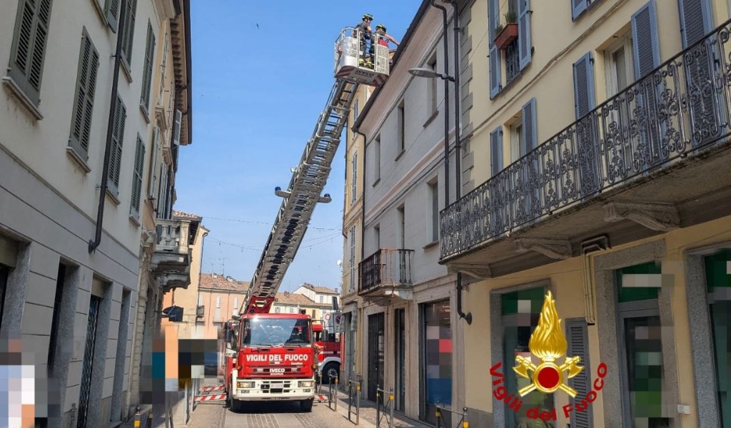Tegole pericolanti in Piazza del Duomo: Vigili del Fuoco in azione nel cuore di Voghera