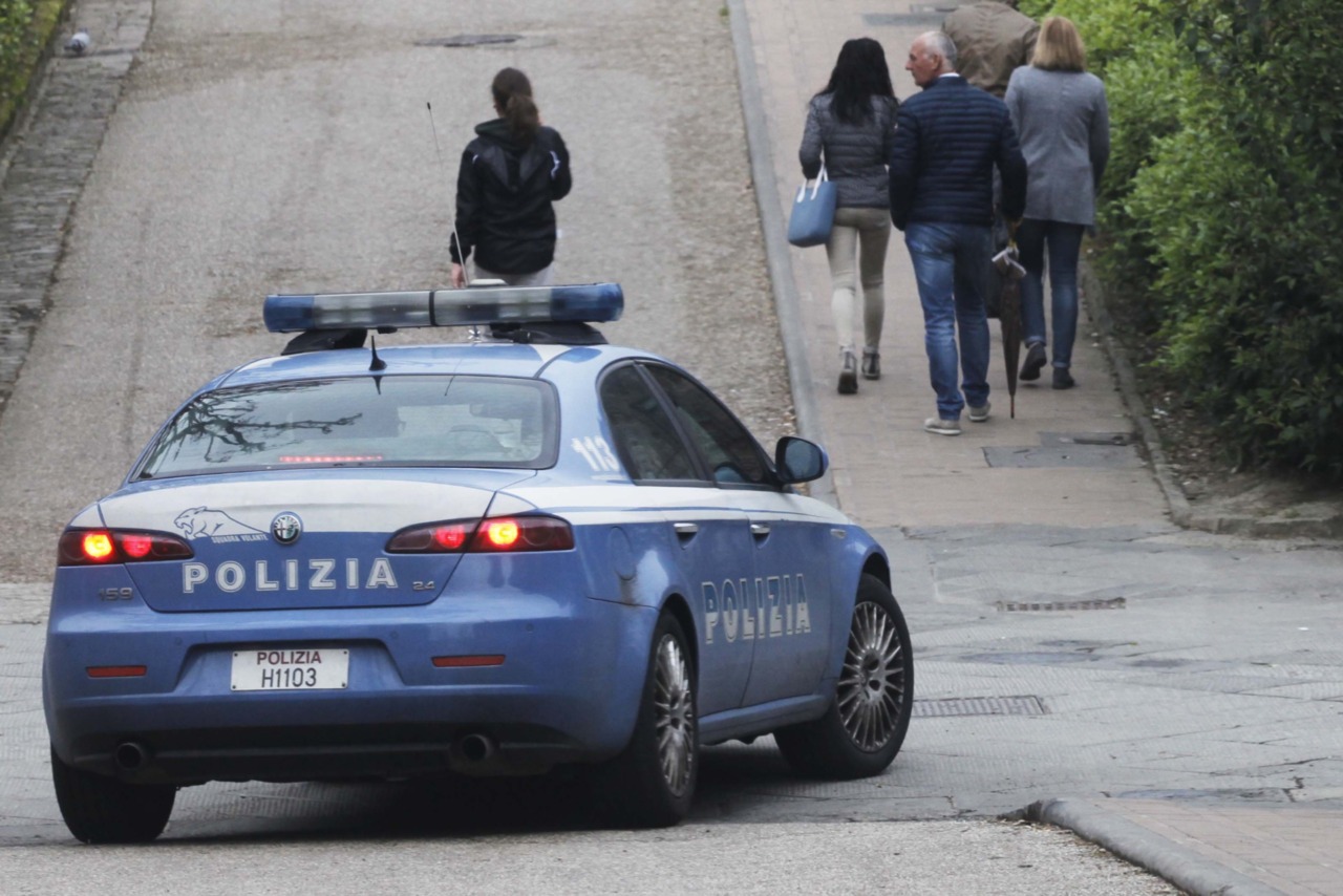 Tenta di rubare un profumo, fermato dall’addetto alla sicurezza