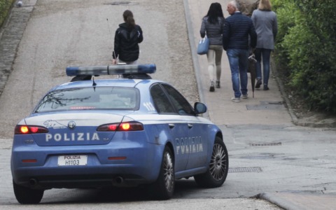 Tenta di rubare un profumo, fermato dall’addetto alla sicurezza