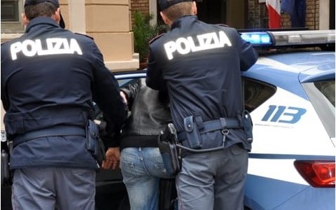 Tentano di rubare uno zaino e prendono a pugni un uomo: scarcerati i tre arrestati dalla Polizia