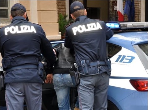 Tentano di rubare uno zaino e prendono a pugni un uomo: scarcerati i tre arrestati dalla Polizia