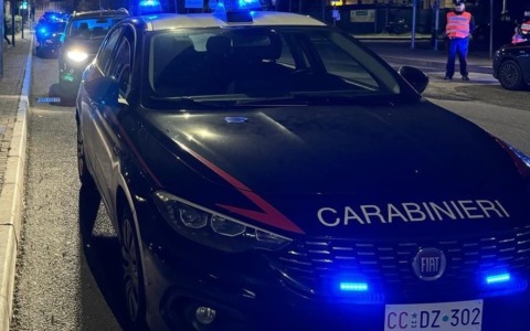 Tentata rapina con pistola in un negozio etnico: colluttazione e fuga nel centro storico