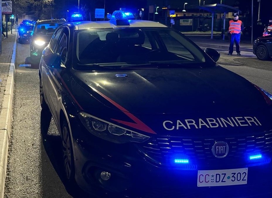 Tentata rapina con pistola in un negozio etnico: colluttazione e fuga nel centro storico