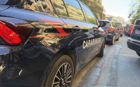 Torna a perseguitare i titolari della storica pizzeria di quartiere, arrestato