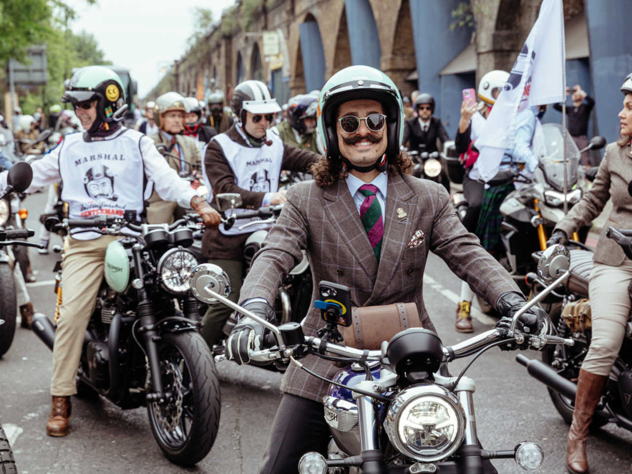Torna la parata internazionale delle moto classiche tra beneficenza, stile e solidarietà