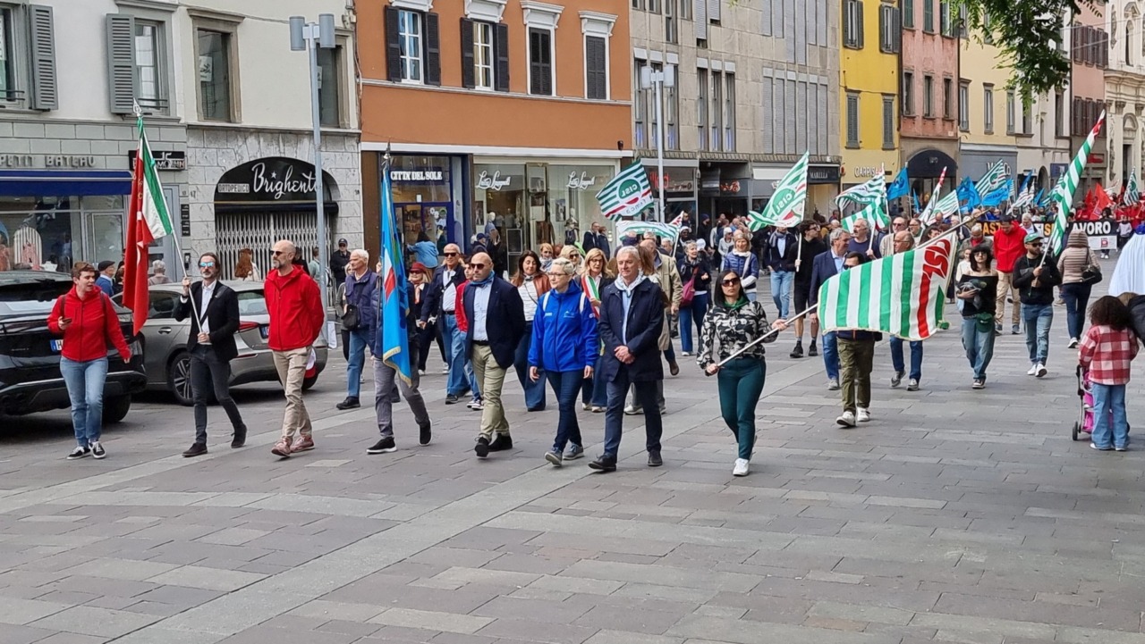 Tra le duemila e le tremila persone in corteo a Bergamo per il Primo Maggio: il lavoro dignitoso come priorità