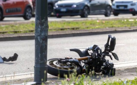 Tragico impatto tra una moto e un’auto alla svolta di piazza Carbonari: muore un giovane centauro di 27 anni