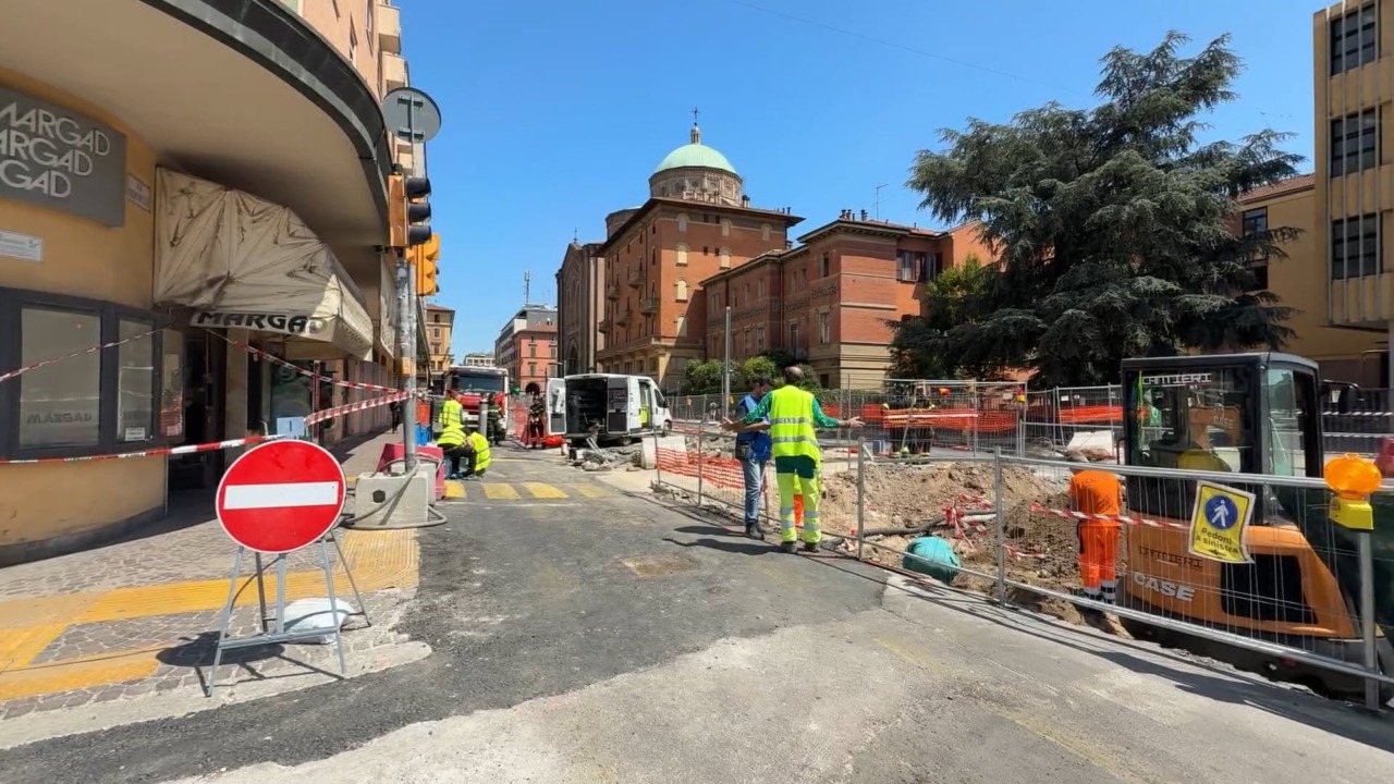 Tram: danneggiata una conduttura del gas in Bolognina, traffico in tilt. Evacuato il liceo Sabin