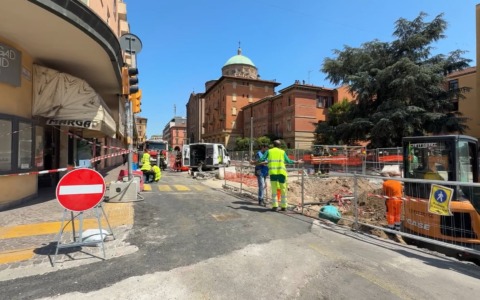 Tram: danneggiata una conduttura del gas in Bolognina, traffico in tilt. Evacuato il liceo Sabin