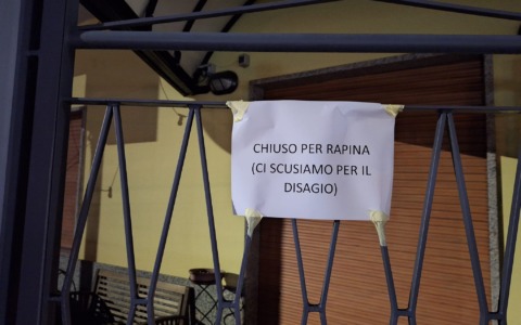 Trascinato dall’auto di un ladro per centinaia di metri, ristoratore finisce in ospedale
