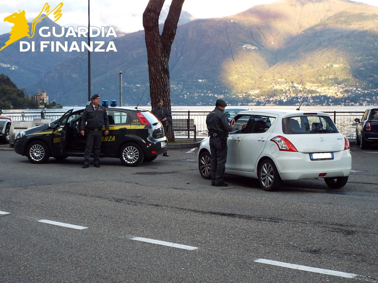 Trasporto di passeggeri abusivo, finisce nei guai